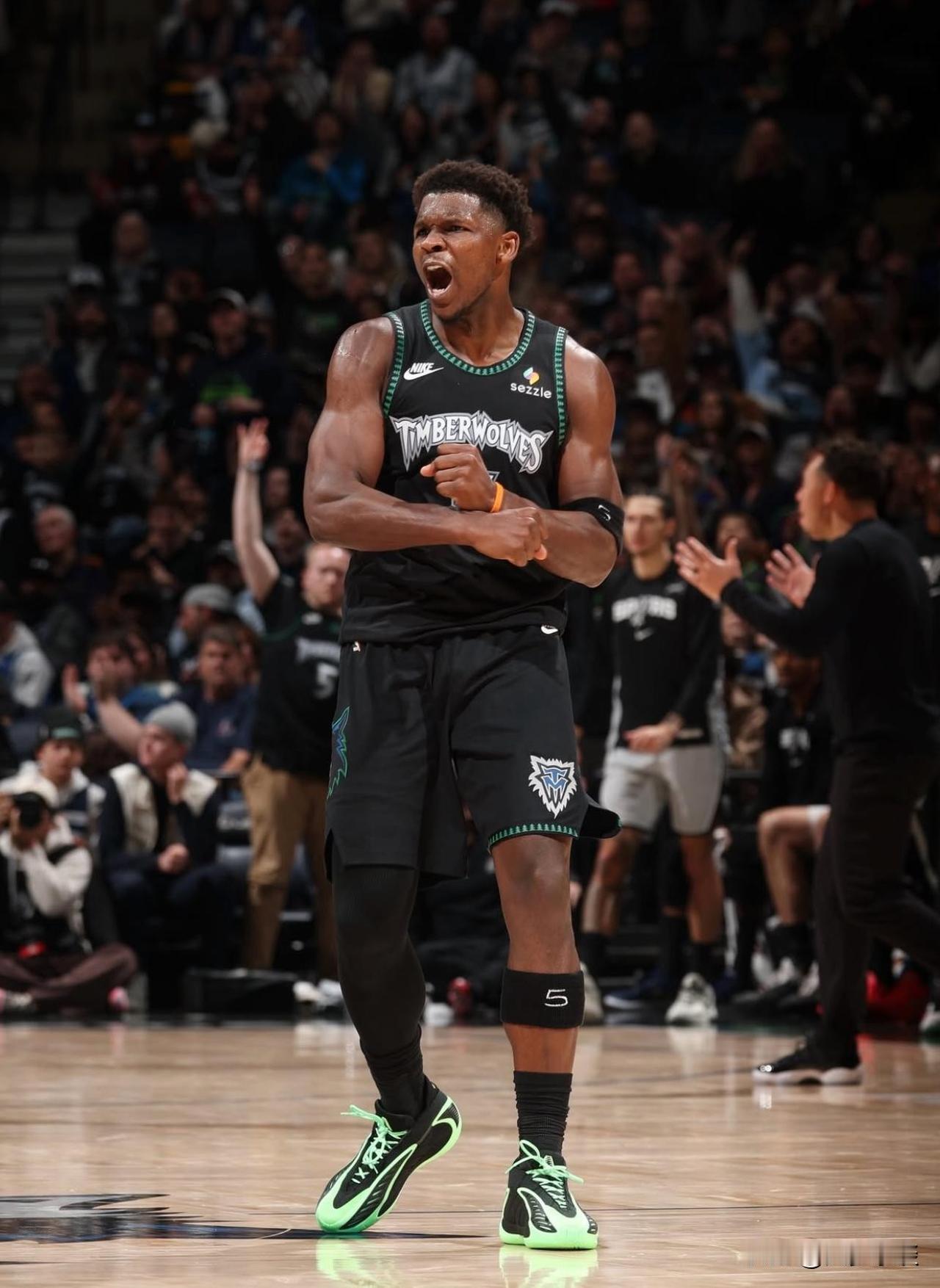 年轻真好，受伤之后吃点东西就能好[笑哭][笑哭]

比赛的第二节，爱德华兹争抢球