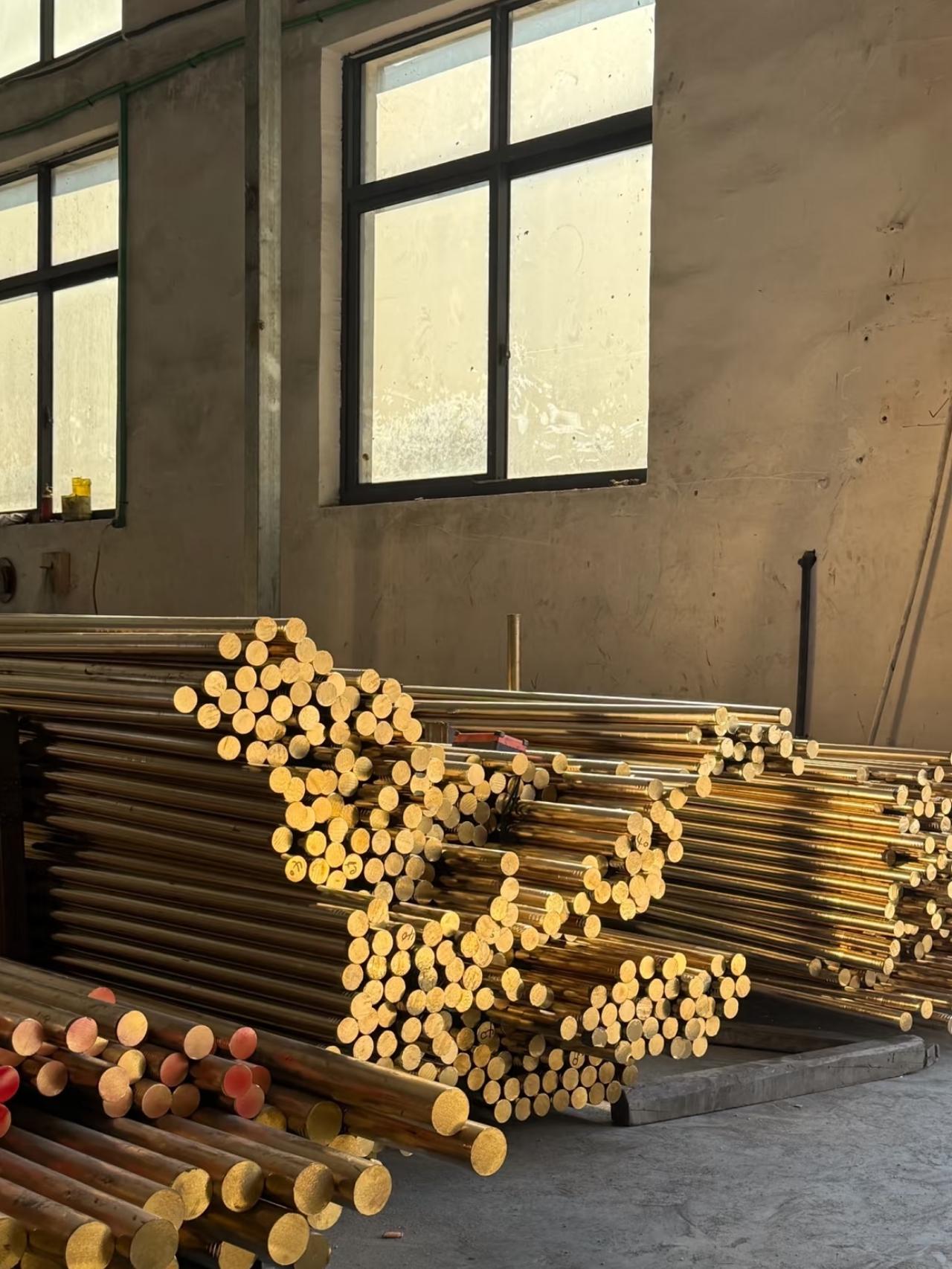 铜价飙到一吨八万块
浙江有位老板直接把厂子停了，全厂放假！
你没听错，是关了，停