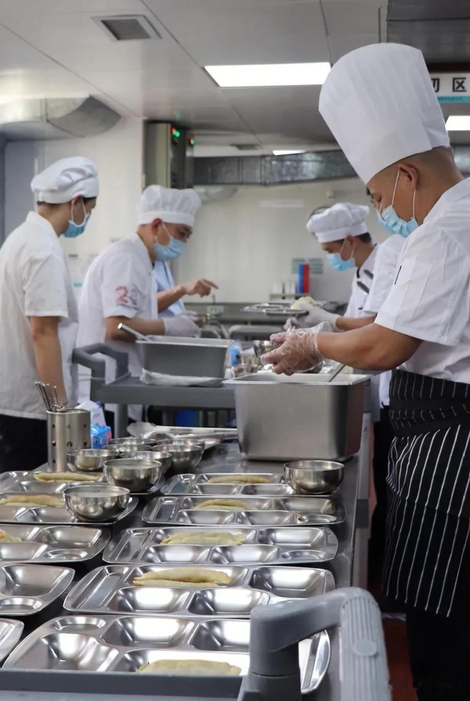 为什么学校食堂全部对外承包，而单位食堂很少对外承包？

1.学校食堂规模大，消费