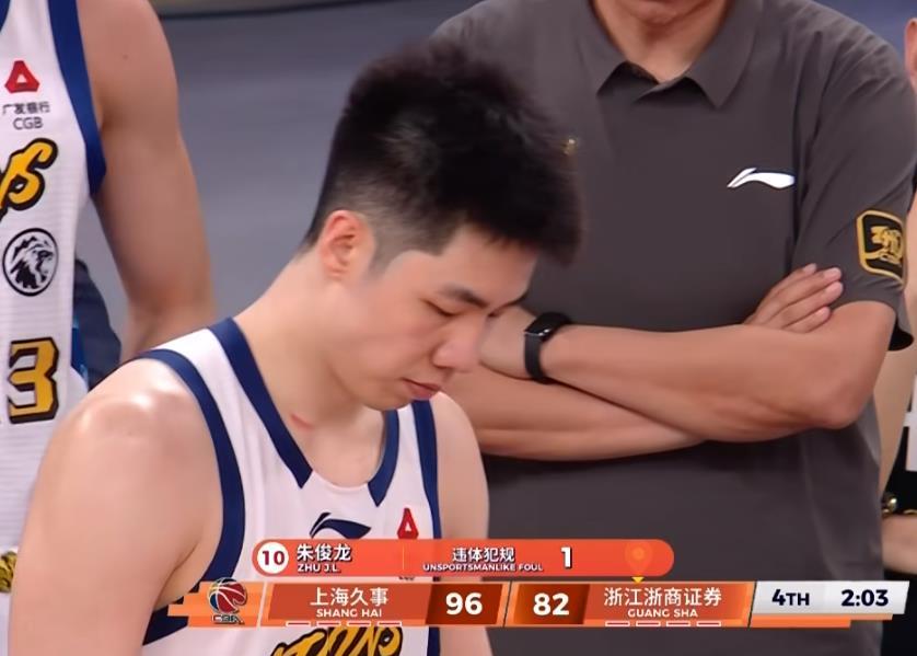 总决赛这个系列赛，朱俊龙的发挥太差了，被对面的张镇麟打的心态失衡了，这也是广厦队