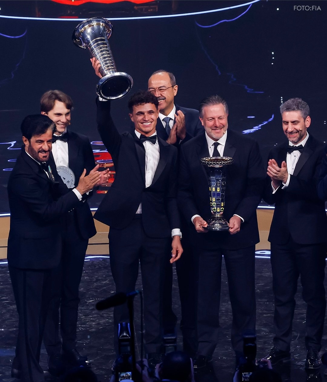 诺里斯正式举起了2025赛季F1世界冠军奖杯You are a World Ch