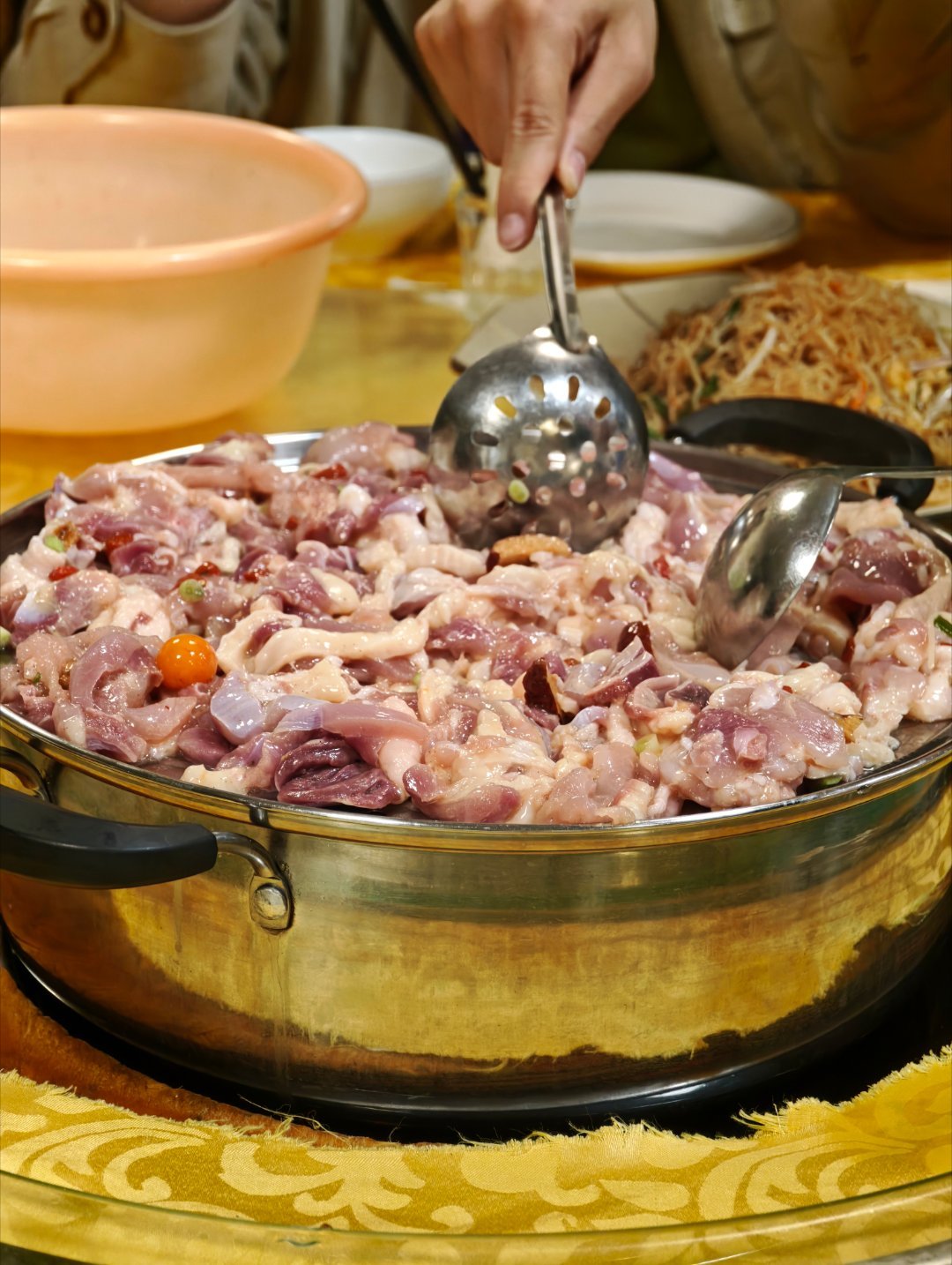 曾经，我去北京的时候有人说北京是美食荒漠，去南京说南京是美食荒漠，上海是美食荒漠