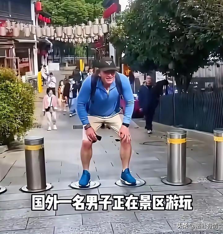 老外在中国旅行，
来到了一个柱子面前，
对于这个柱子非常好奇，
因为这个柱子居然