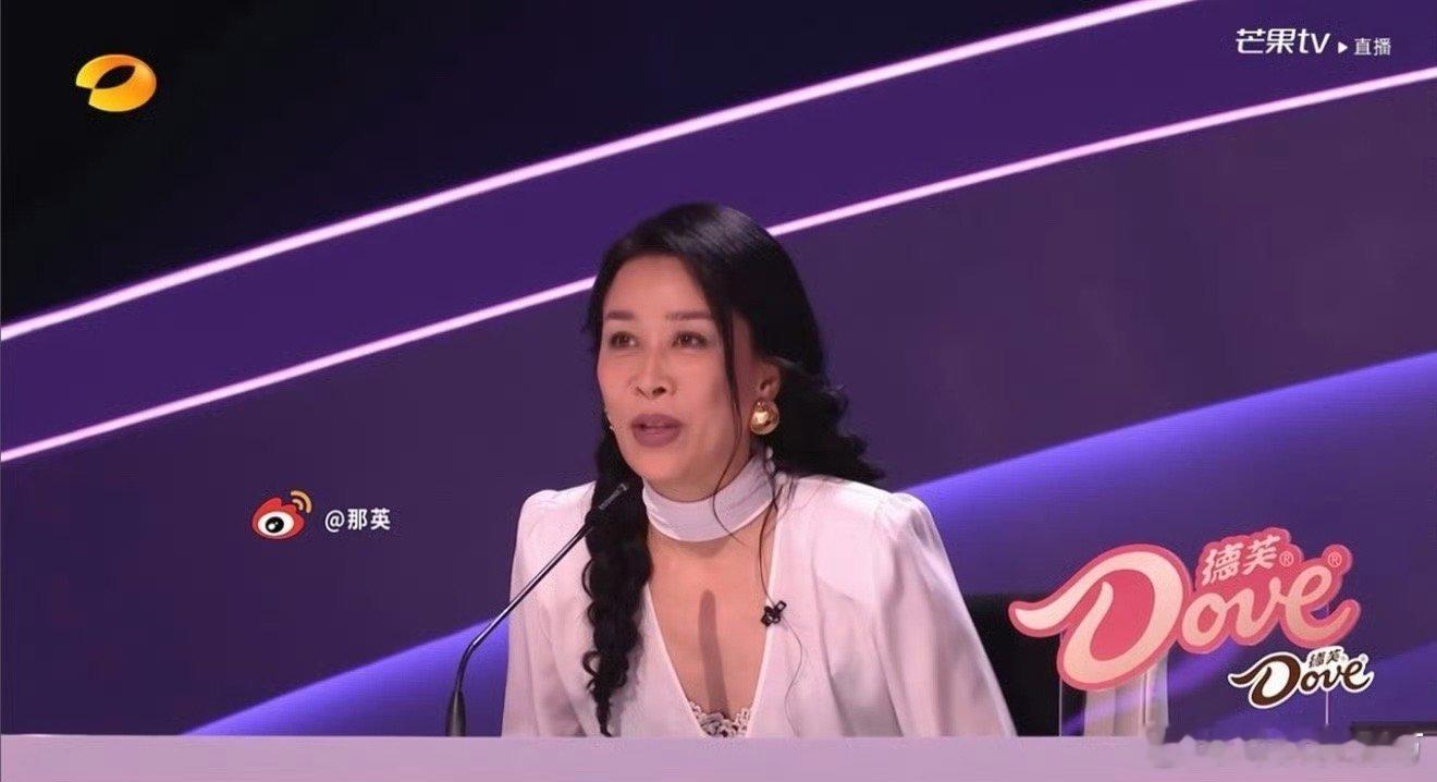 那英2026演唱会官宣何炅替歌迷朋友问出了大家都想知道的问题，那就是那英什么时候