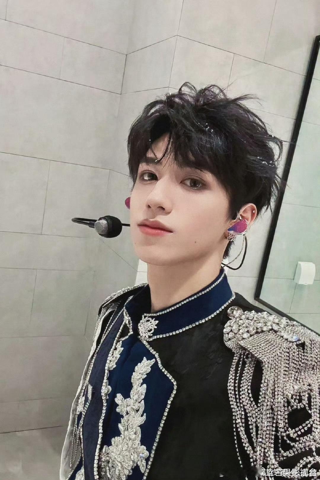 登陆少年演唱会自拍，你被谁帅到？灯牌 ​​​