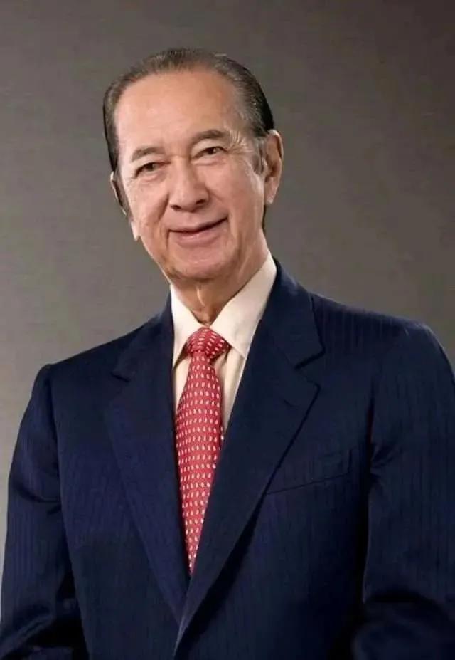 何鸿燊说：“上流社会多半是下流之人，下流社会多半是清高之人。要用下流的手段进入上