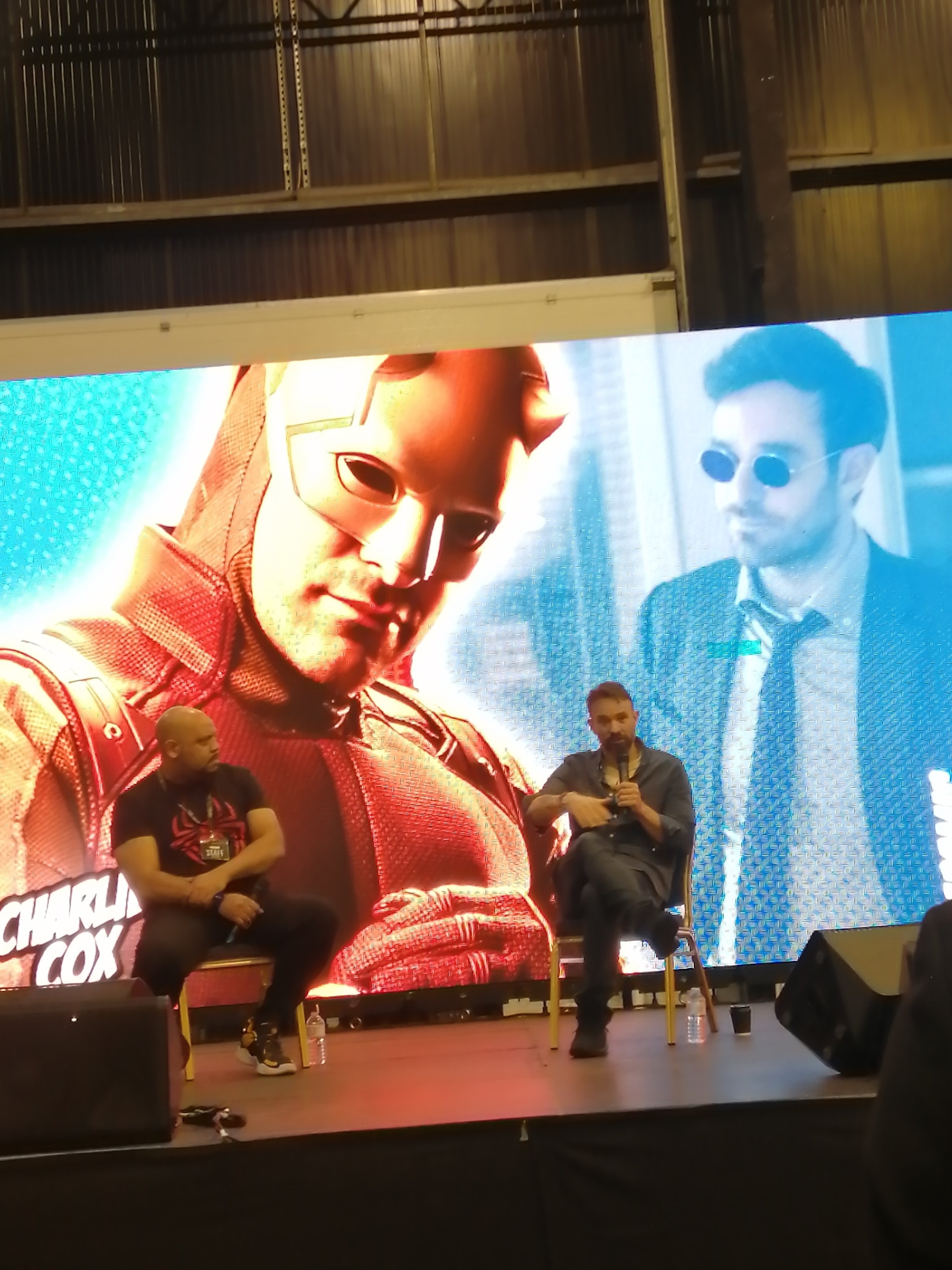 查理·考克斯分享#夜魔侠:重生#幕后 他说新制服让自己上厕所很困难[笑cry] 