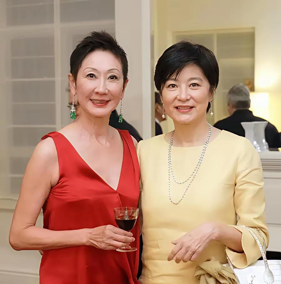两位美女同框照，你们认识她们吗？
我只认识其中一位，她的名字叫做林青霞，她是80