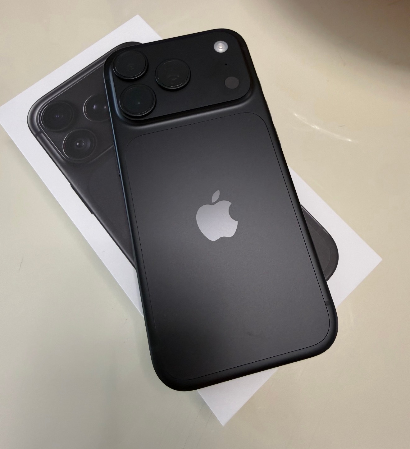 好消息：心心念念的iPhone18终于到货，冰川蓝真机颜值拉满，新机手感直接拉满