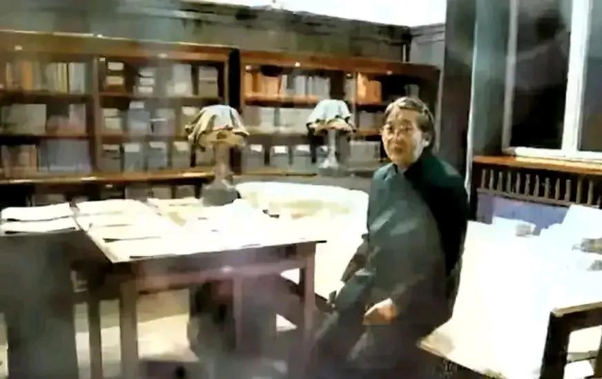 晚年的李敏来到毛主席的卧室，静静地坐在父亲生前用过的床边，无声地诉说着一个女儿对
