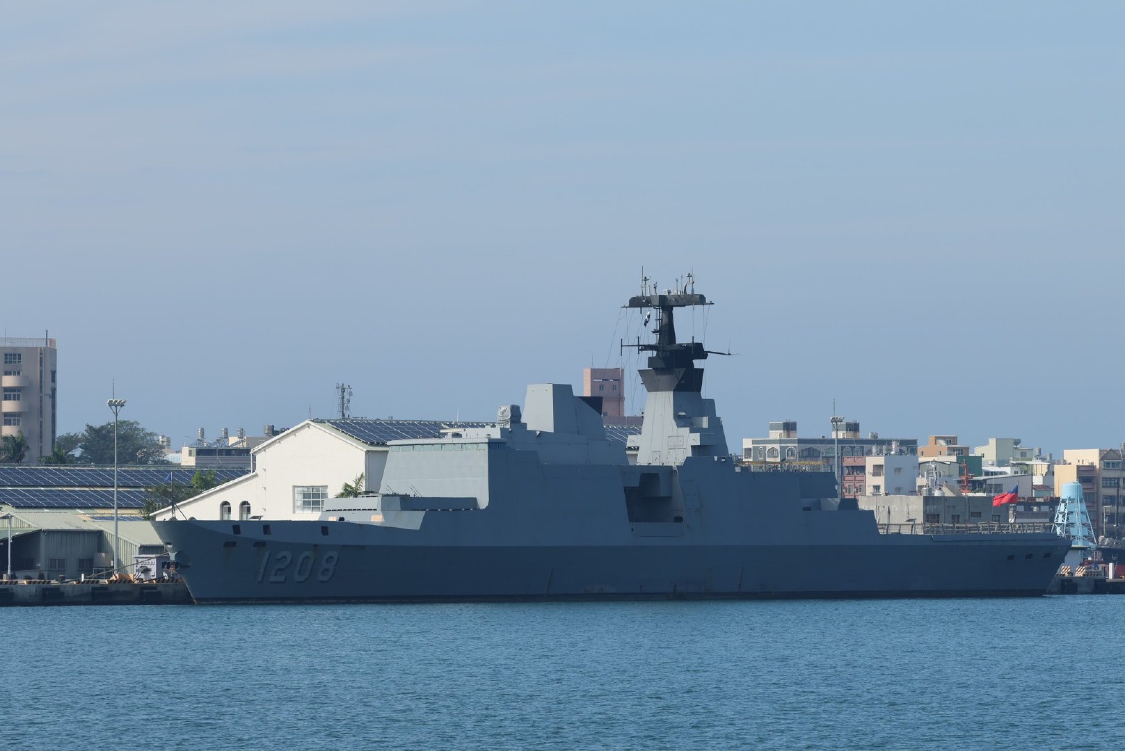 停靠高雄新滨码头康定级“承德”号导弹巡防舰武器及雷达系统拆的干干净净 ​​​