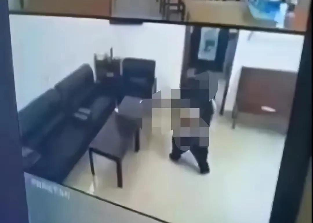妇女主任和男书记偷偷在办公室行不苟之事，被人发现后制成小视频。

近日，网传山东