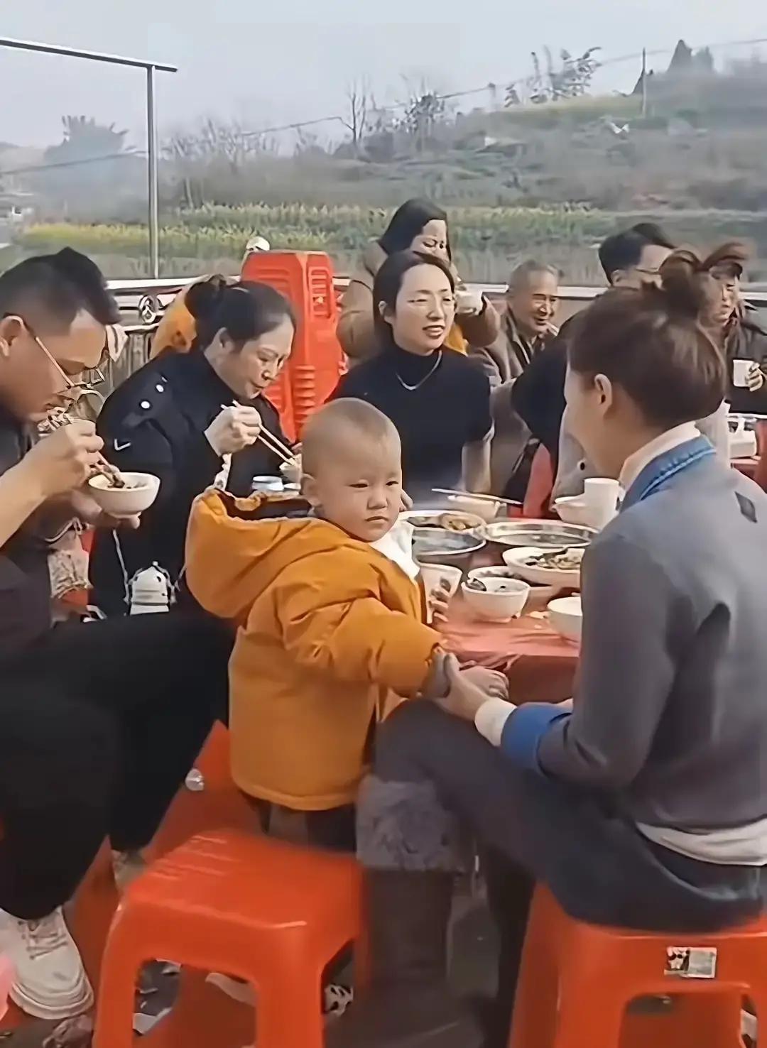 吃席现场戳破真相！小二娃为啥死攥着小成成不肯给川香小妹？
邻居家办席的热闹场子上