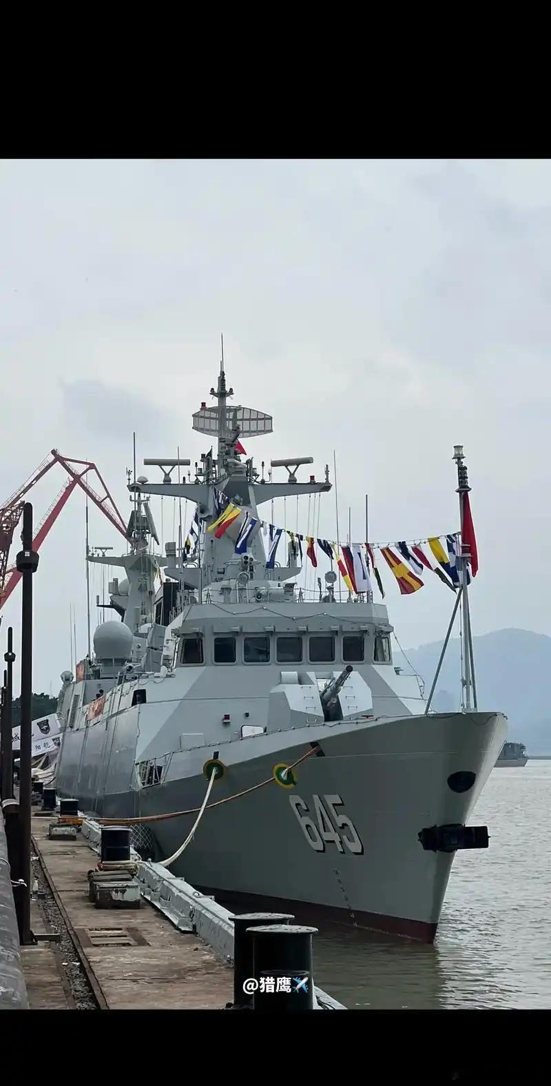 一市俩舰明镜湖船840是中国海军一艘新型打捞救生船。该船信息化集成化程度高、模块