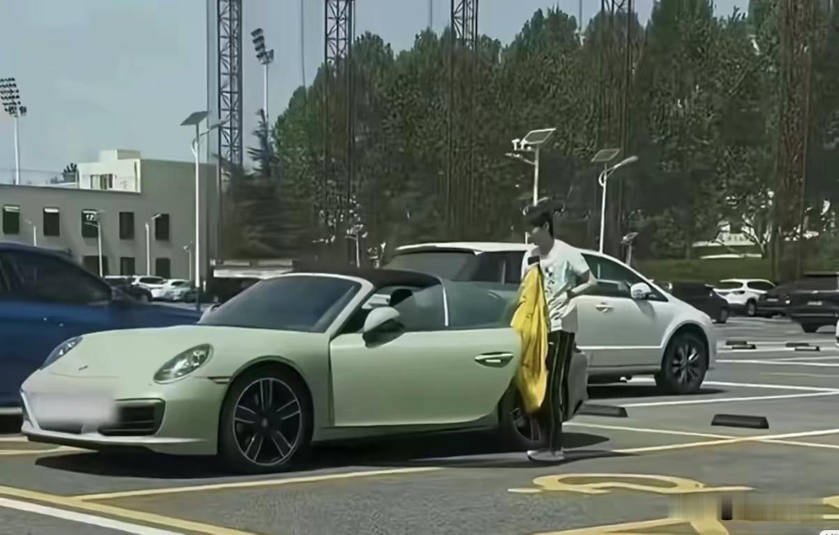万万没想到平日里低调内敛的王曼昱，偶然被路人拍到驾车出行，亮眼座驾瞬间引爆网友热