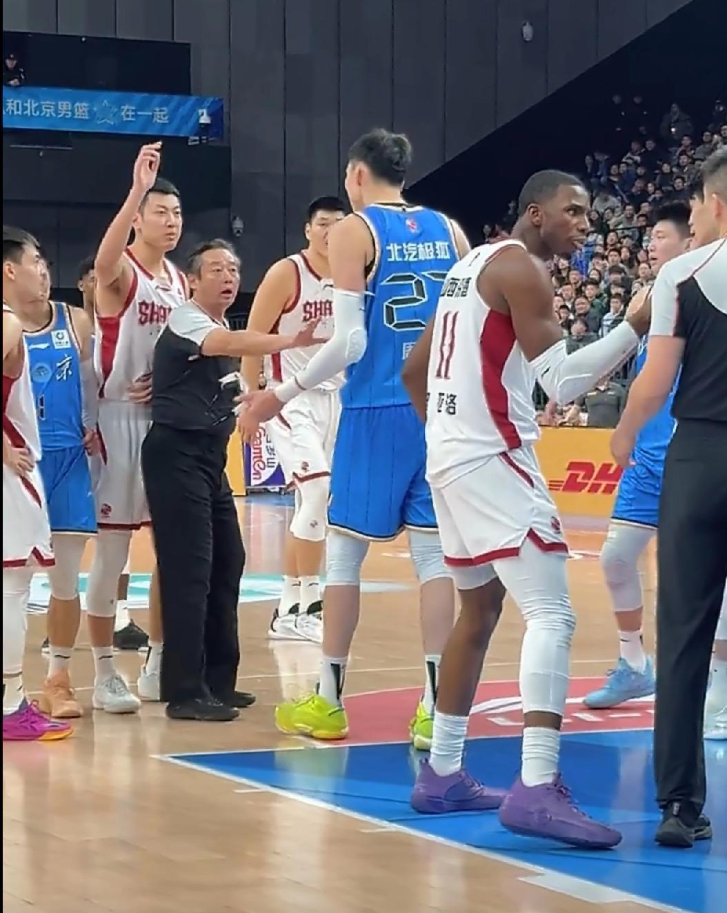 哎呀！周琦又怒了，这一次是对手动作太大，被激怒了。

惹怒周琦的是焦海龙，他在争