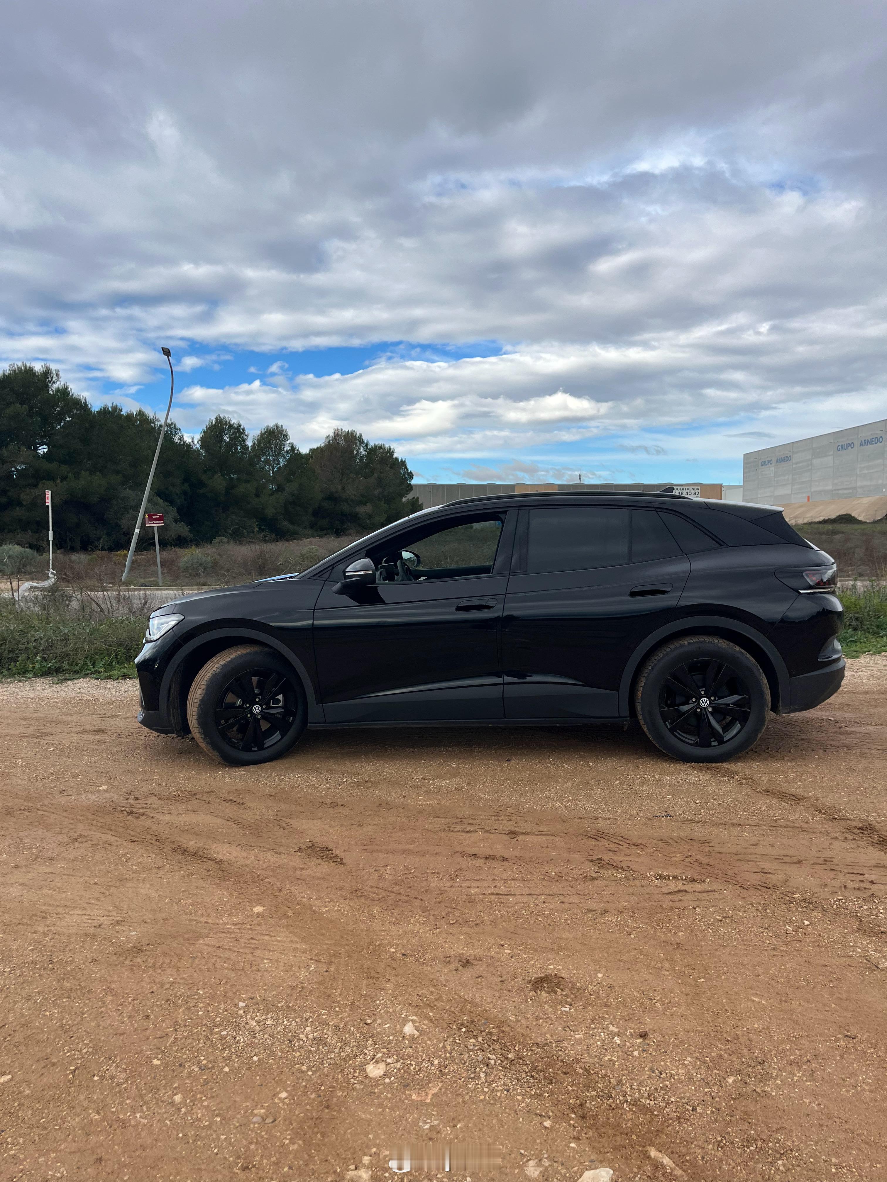 ID4之前从来没关注过，主要是外观一般，在德国也没开电车代步的需求，这两天开完发