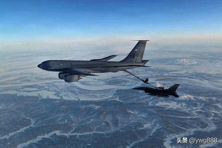 官员证实，周四下午，一架KC-135加油机在伊拉克西部坠毁，造成四名美军人员死亡