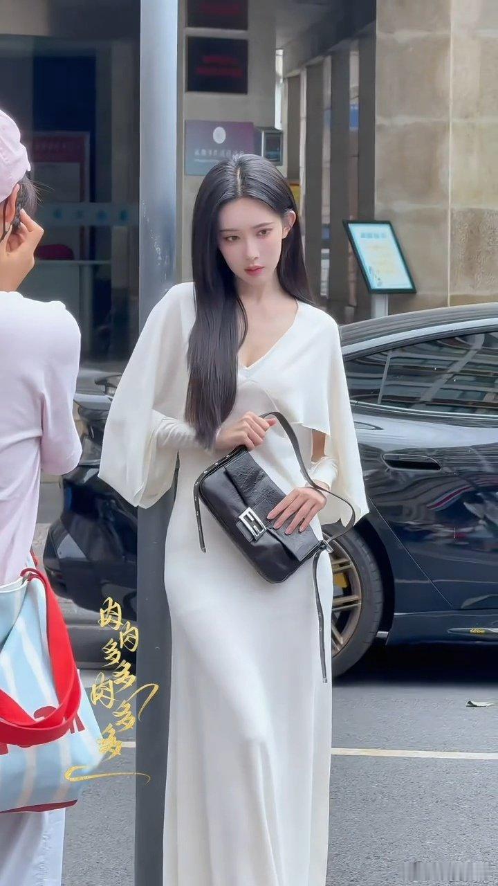 孟子义黑长直千金感干净温柔的妆造，自带松弛的豪门大小姐气场，清纯又显贵，每一帧路