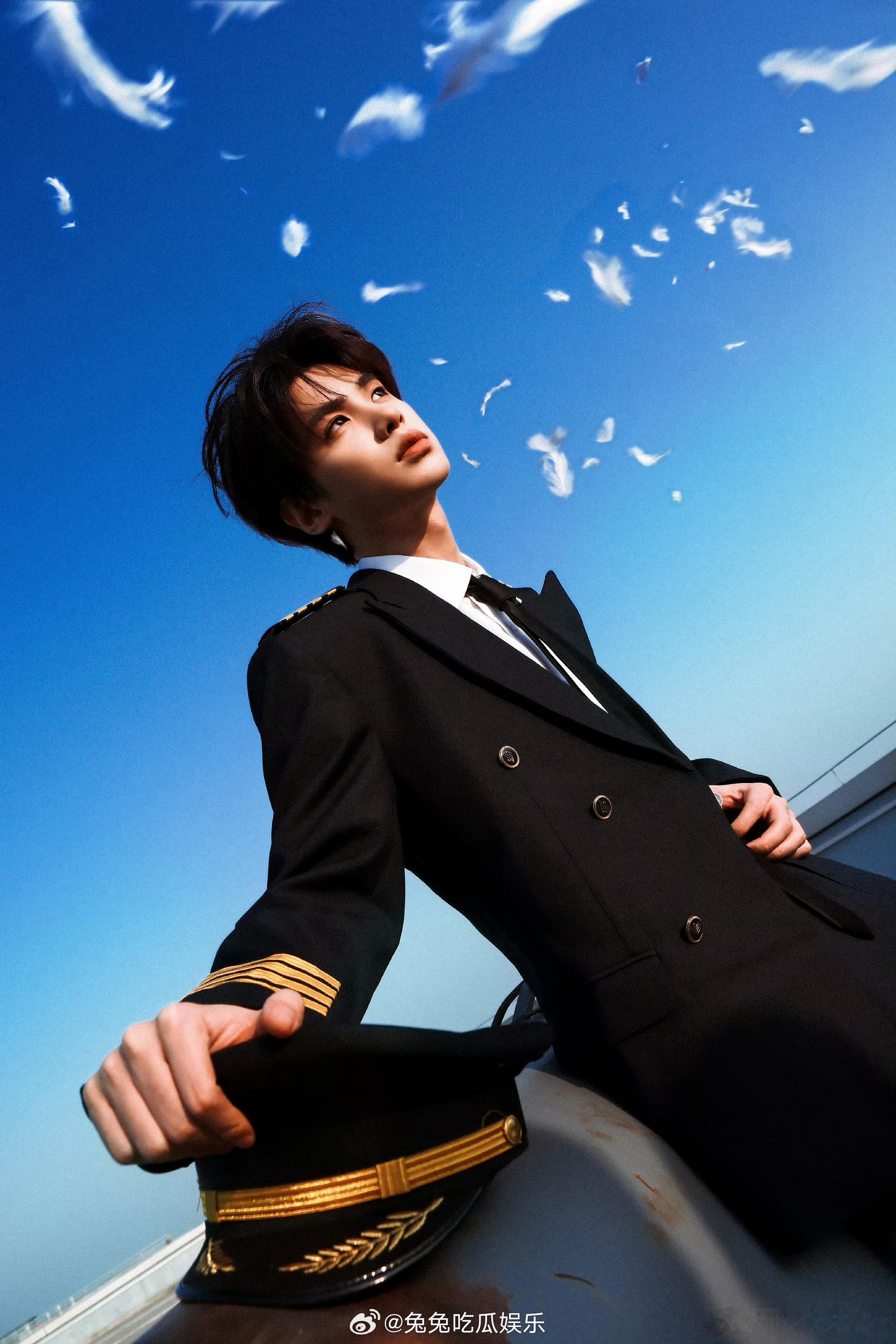 黄明昊24岁庆生照黄明昊机长风庆生照黄明昊机长风大片，你被帅到了吗 