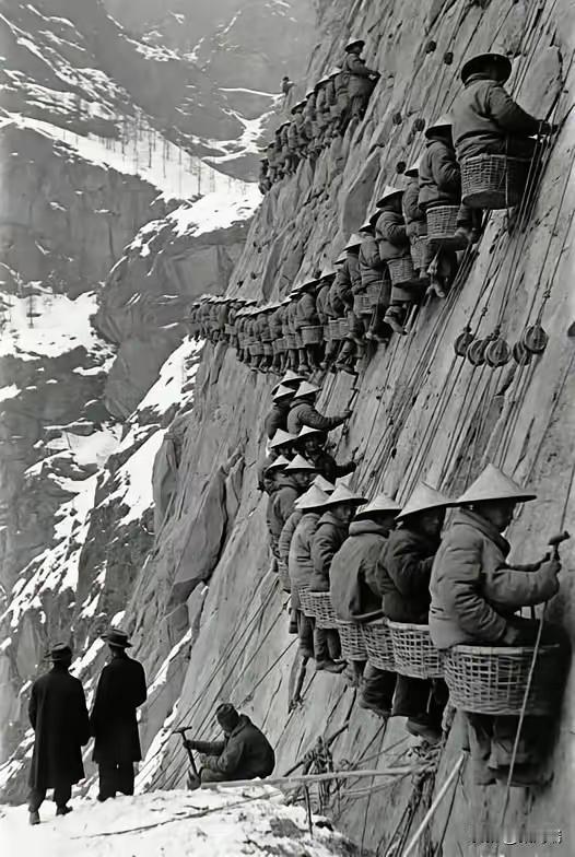 这张照片展示了1863 年中国劳工在内华达山脉（Sierra Nevada）陡峭