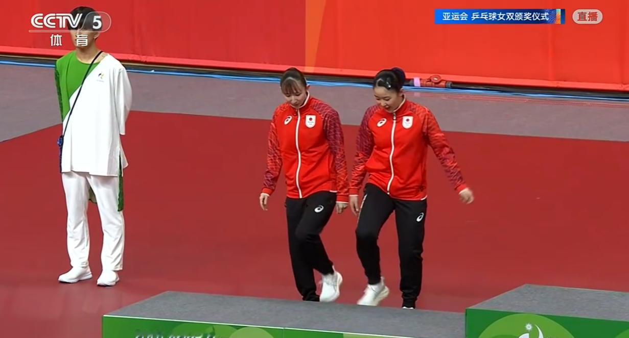 真是让人笑不活了！名古屋亚运会乒乓球女双决赛，张本美和/早田希娜0：4不敌王曼昱