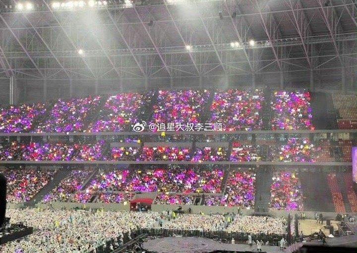 时代少年团五周年演唱会，现场灯牌图🈶马嘉祺、丁程鑫、宋亚轩、刘耀文、张真源、严