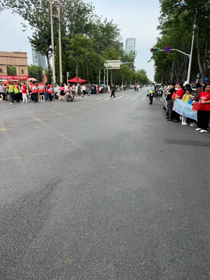 都说关注高考的人越来越少了。还真是以前每年学校门口挤不开，现在人没有之前一半了