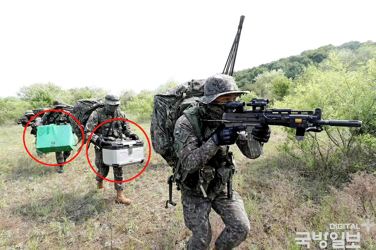 东北亚超级大国陆军装备的八轴重型无人机，特种兵使用的，可以投掷炸弹，也可以由无人