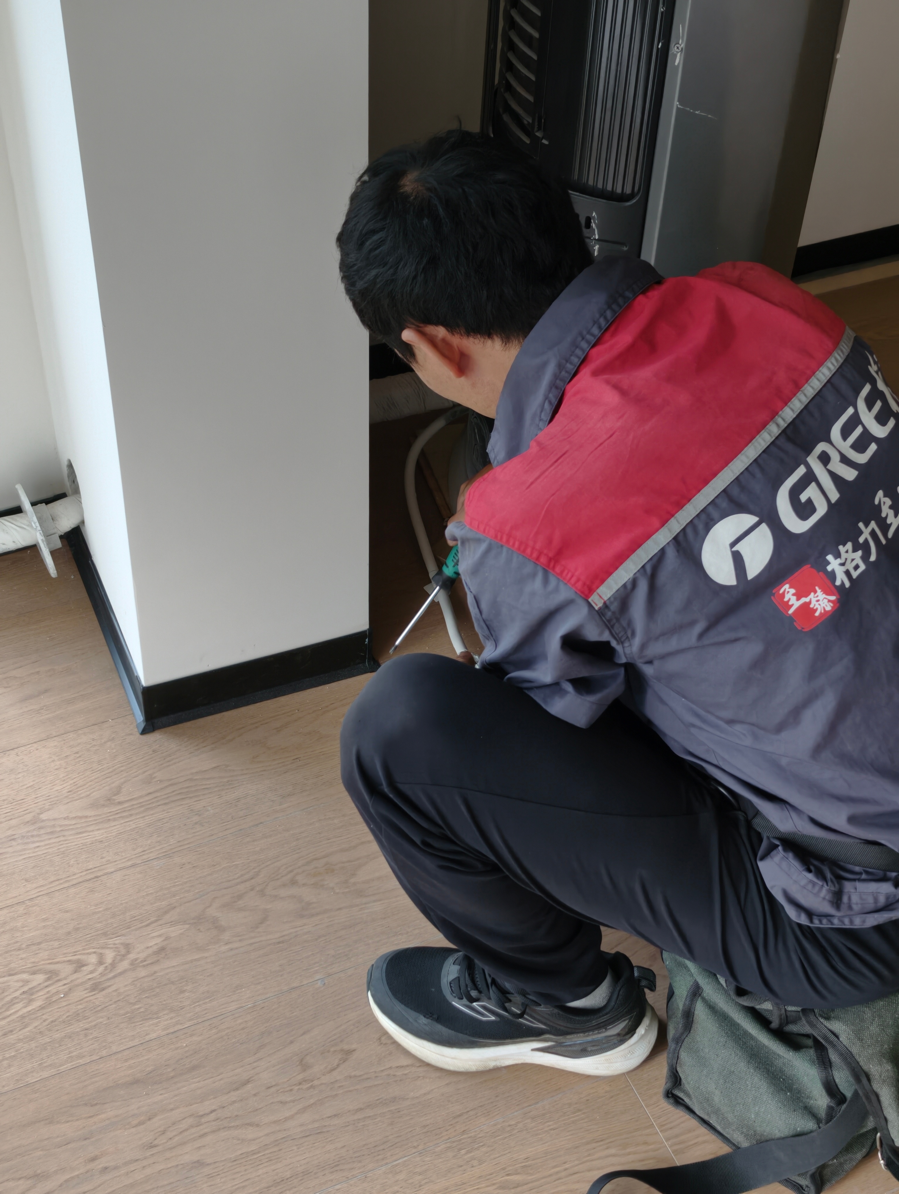 格力空调换个空气开关，材料费50，工时费100[柯基]早知道自己换了 ​​​