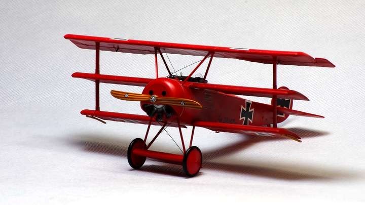 三翼机昙花一现核心原因在于其设计存在结构性缺陷，无法适应航空技术的发展需求。三翼