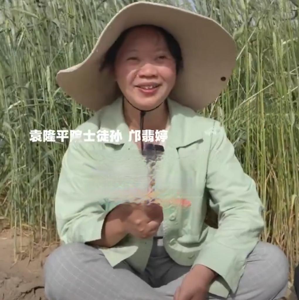 同样是年轻姑娘，有人偏爱安稳小城，有人却选择远赴千里之外的边疆扎根，这份选择背后