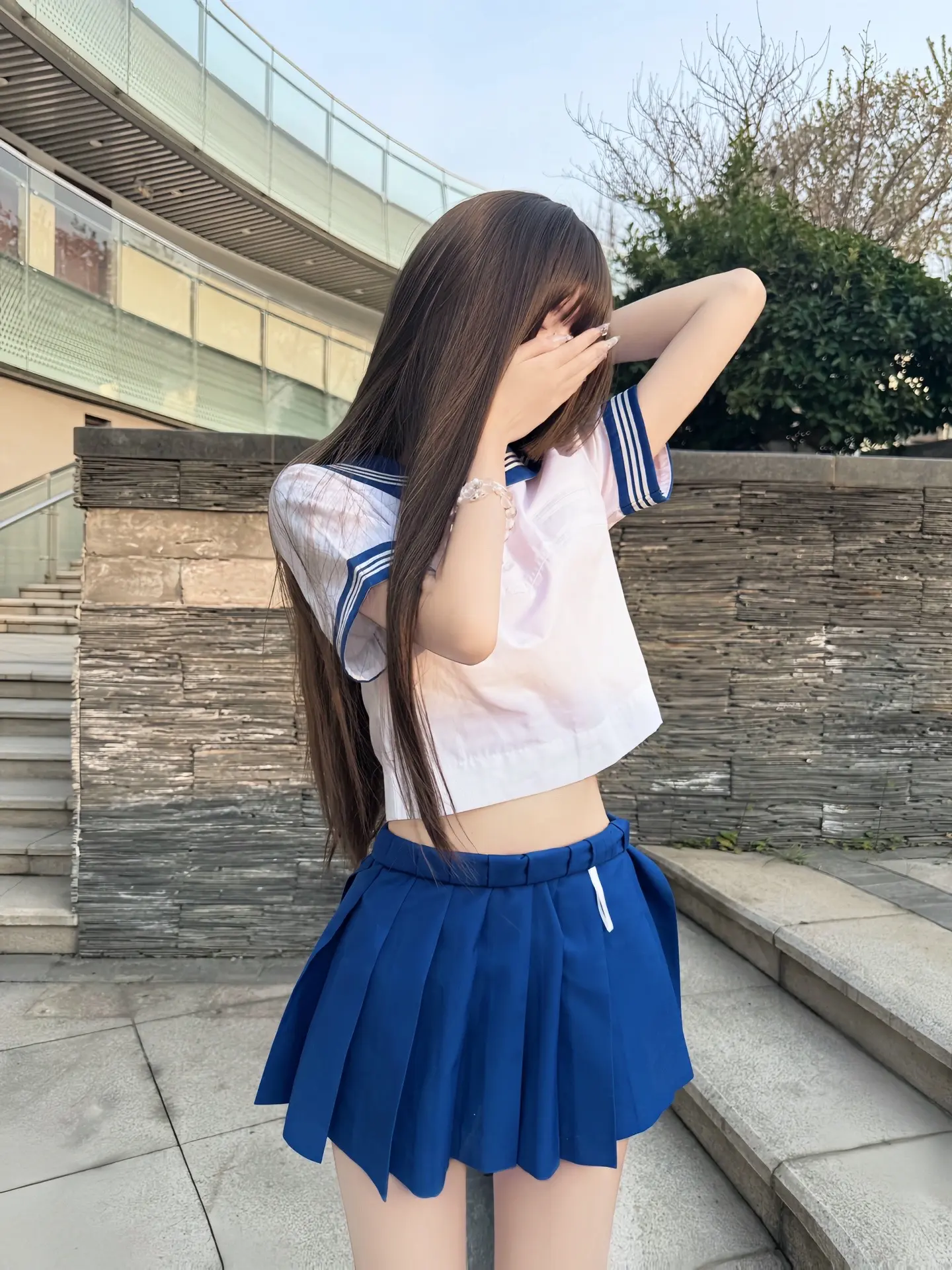 沉默的 胆小的 普通的。