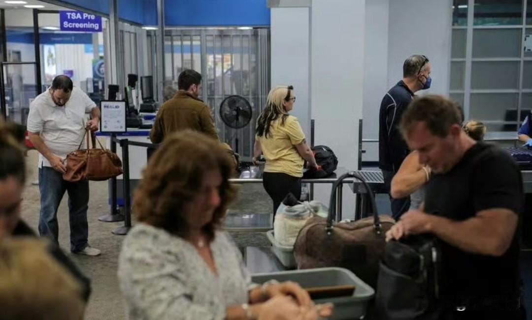 【美国政府关门导致航班延误和取消，航空旅客重新考虑计划】

（路透社）——联邦政