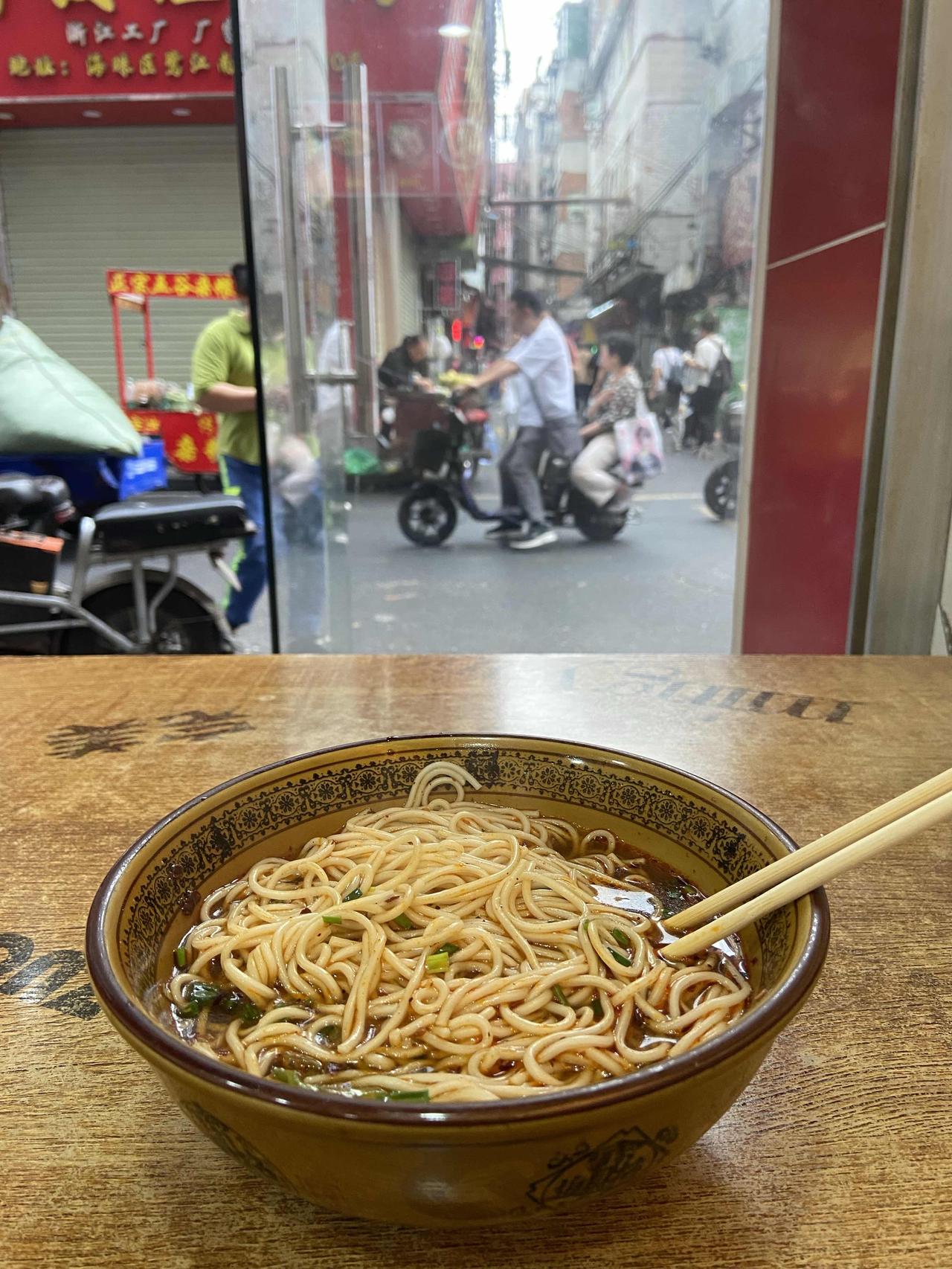 今天下班有点晚，早晨7点多才下班…
这个点下班就要吃点早餐再睡觉了。
服装行业就