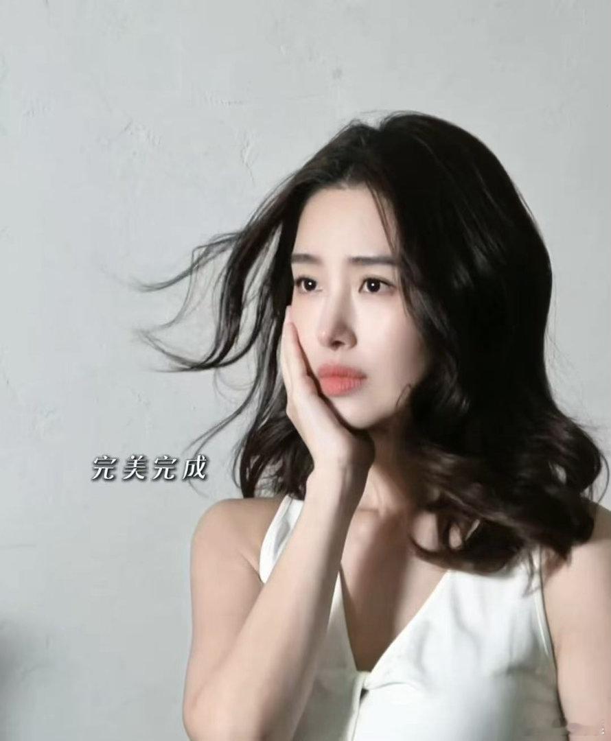 杨采钰剧宣也要挨巴掌爱情没有神话 别的明星剧宣都是大片质感，她倒好，直接上演挨巴