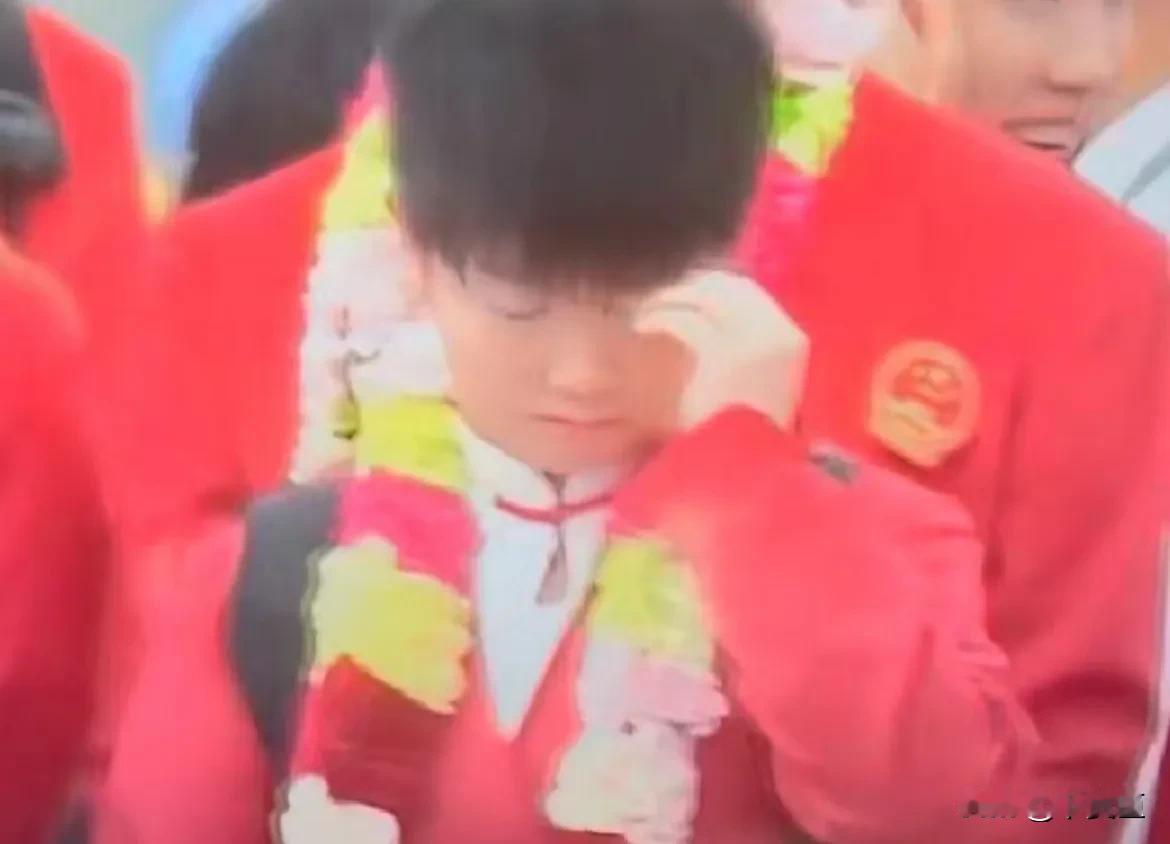 孙颖莎，到达香港机场

背着小书包，带着花环，像是去春游的瞌睡小猫[偷笑]

今