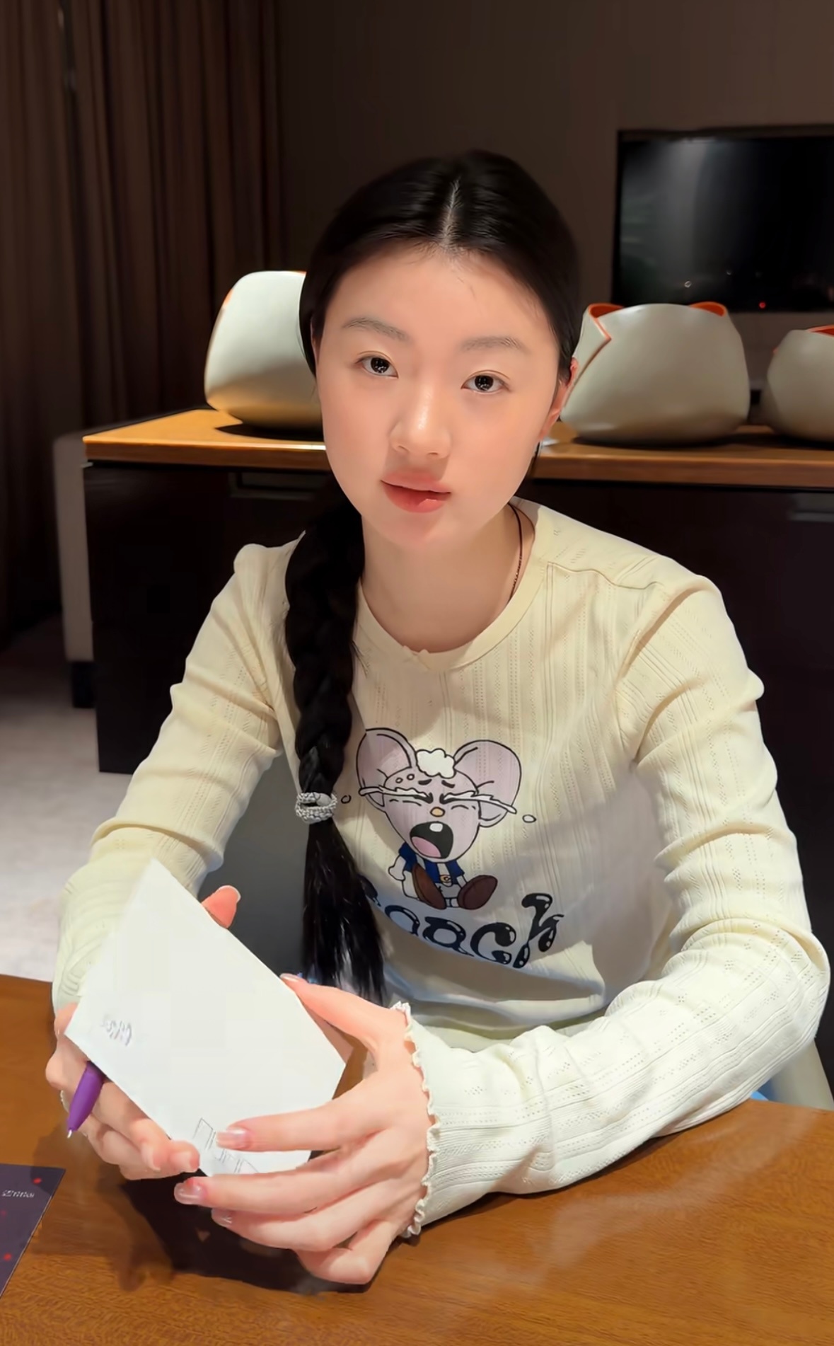 米白色的小老鼠衣服里钻出来一只眼睛亮闪闪的小团子  单依纯就是全世界最会穿萌萌衣