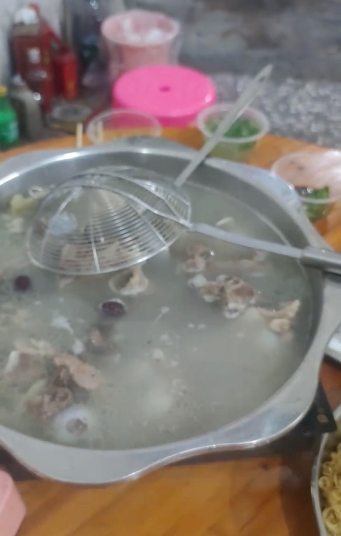 玉林猪杂新鲜得没话说寻味玉林玉林美食 玉林人的深夜新鲜猪杂火锅，就是刚从猪宰厂拿