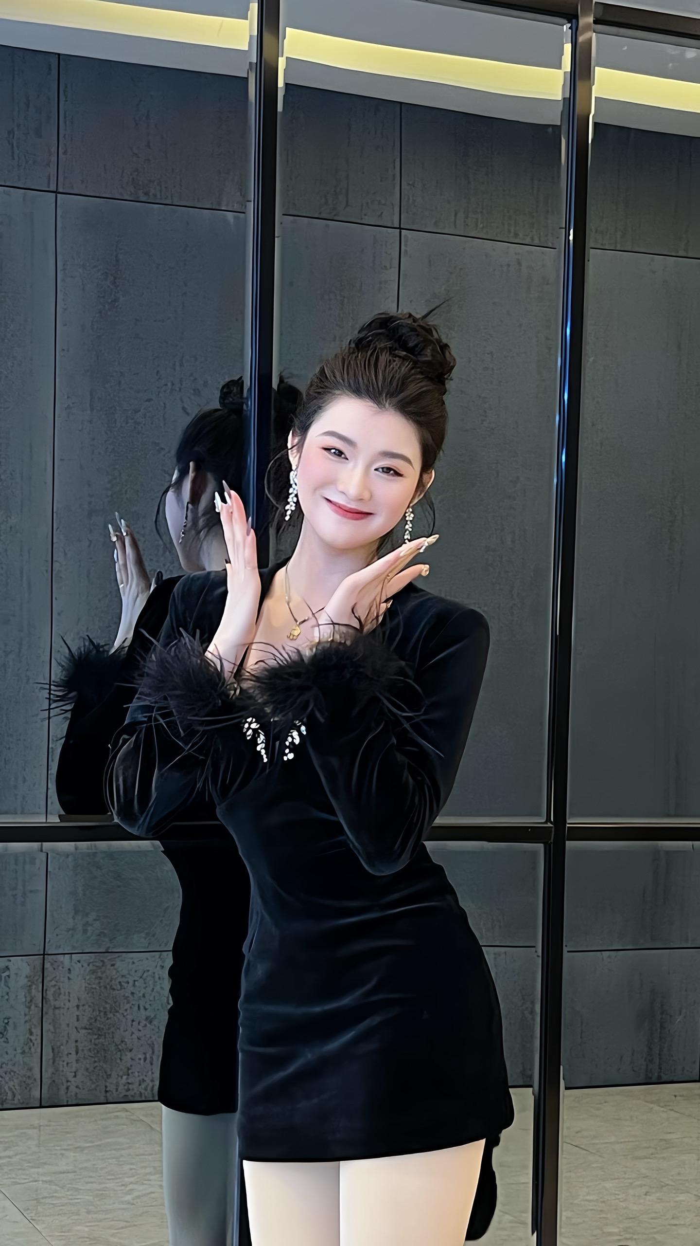“女生们记住了 勇敢往前走是最好的结局，高度自律，疯狂前进，无所畏惧...