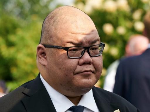 这次特朗普访华的随行团队中一张辨识度极高的华人面孔，白宫通讯主任:史蒂文.张，是