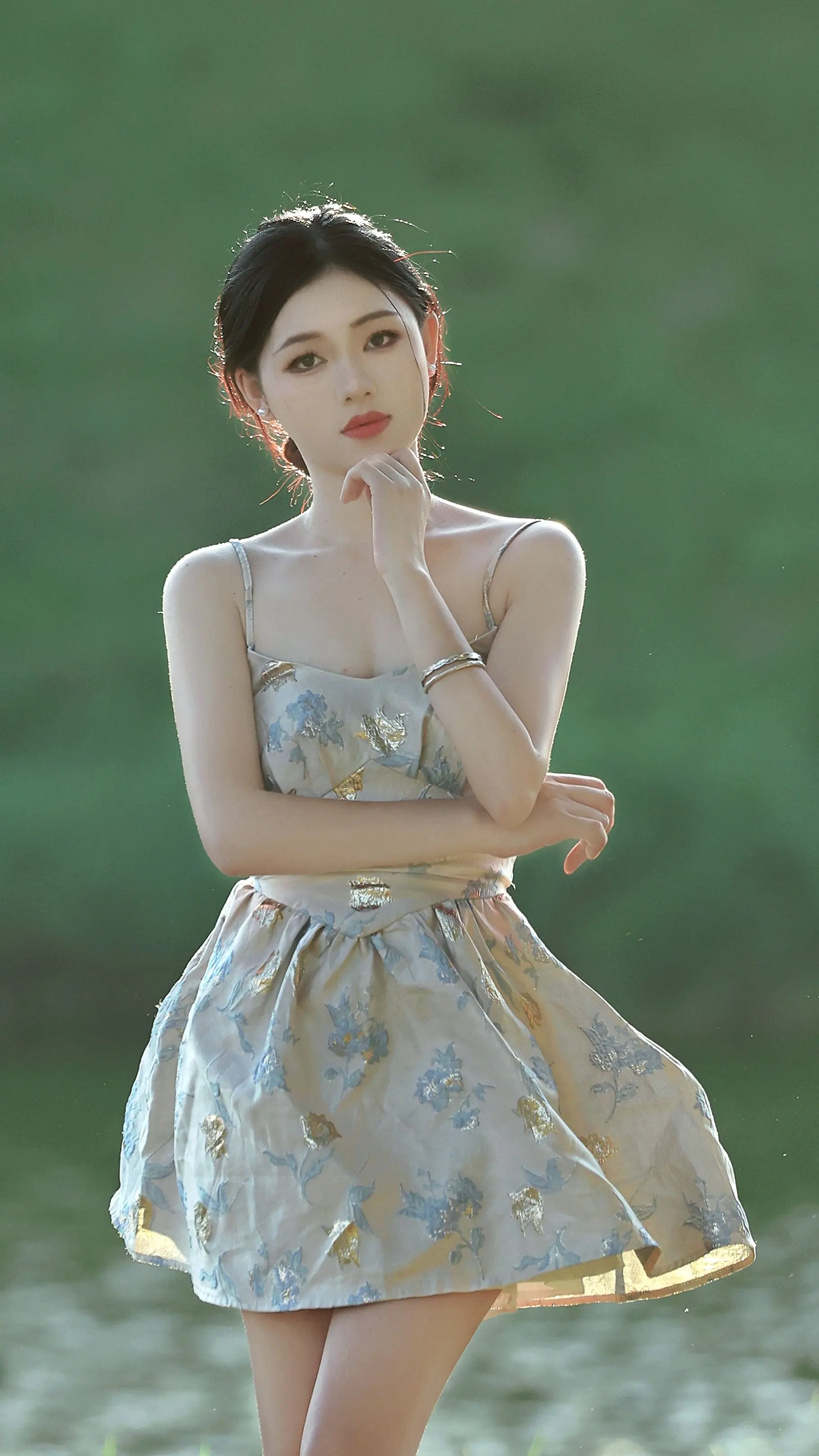 户外写真 简约白裙森林活力演绎 逆光 人像摄影 森系