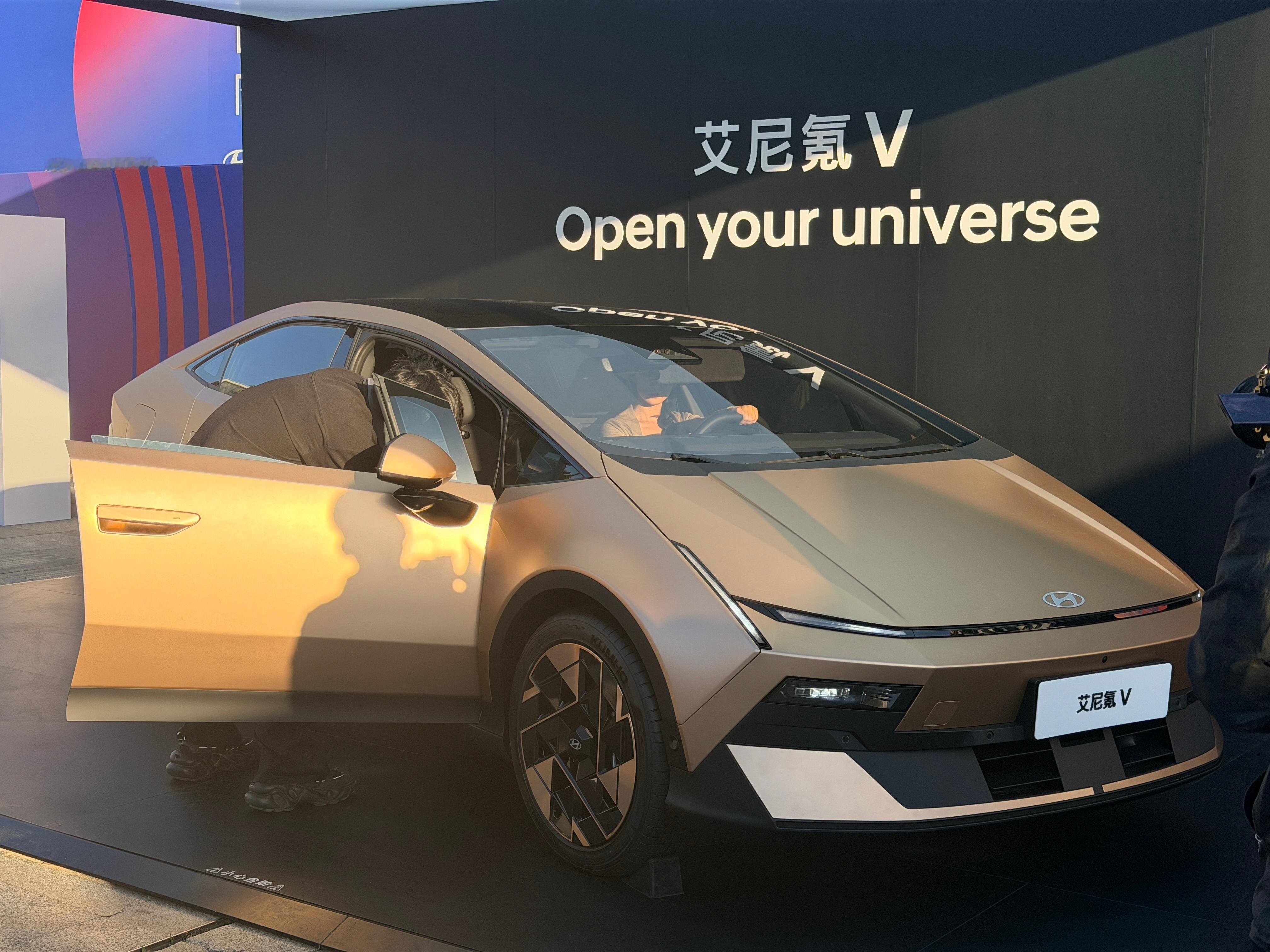 今天终于摸到北京车展刚炸场的艾尼氪V实车了棱角比很多性能车还敢玩，4米9的车长+