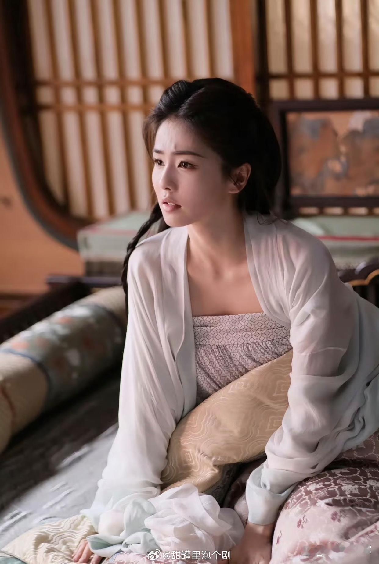 1. 白鹿的哭戏在圈内向来以感染力著称，拍摄的时候，导演还经常会专门为她的哭戏加