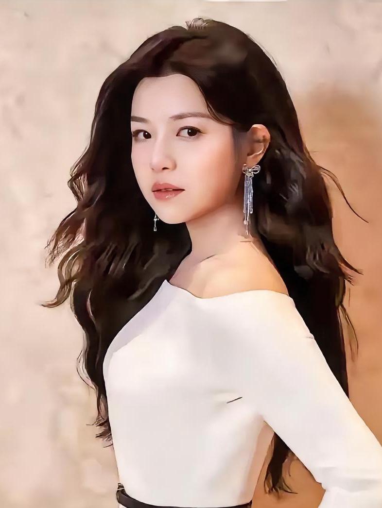 陈妍希42岁状态简直绝了！离婚后事业回春，皮肤透着光，身材也保持得超棒，活脱脱像