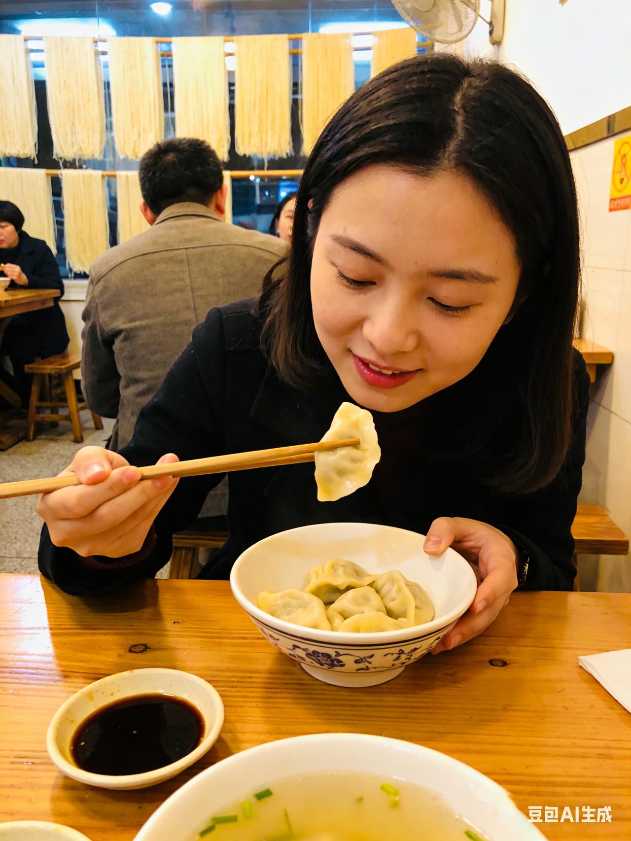 一位饺子店的服务员令人深思的话：
一个姑娘在饺子店吃完饺子，

忘了付钱，回到家