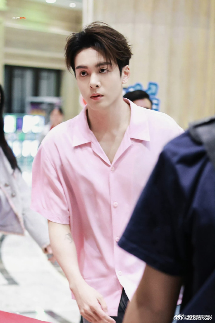 曾舜晞第二章回国 刷到曾舜晞回国的路透了，靠在栏杆边上的样子很放松。国外行程刚结