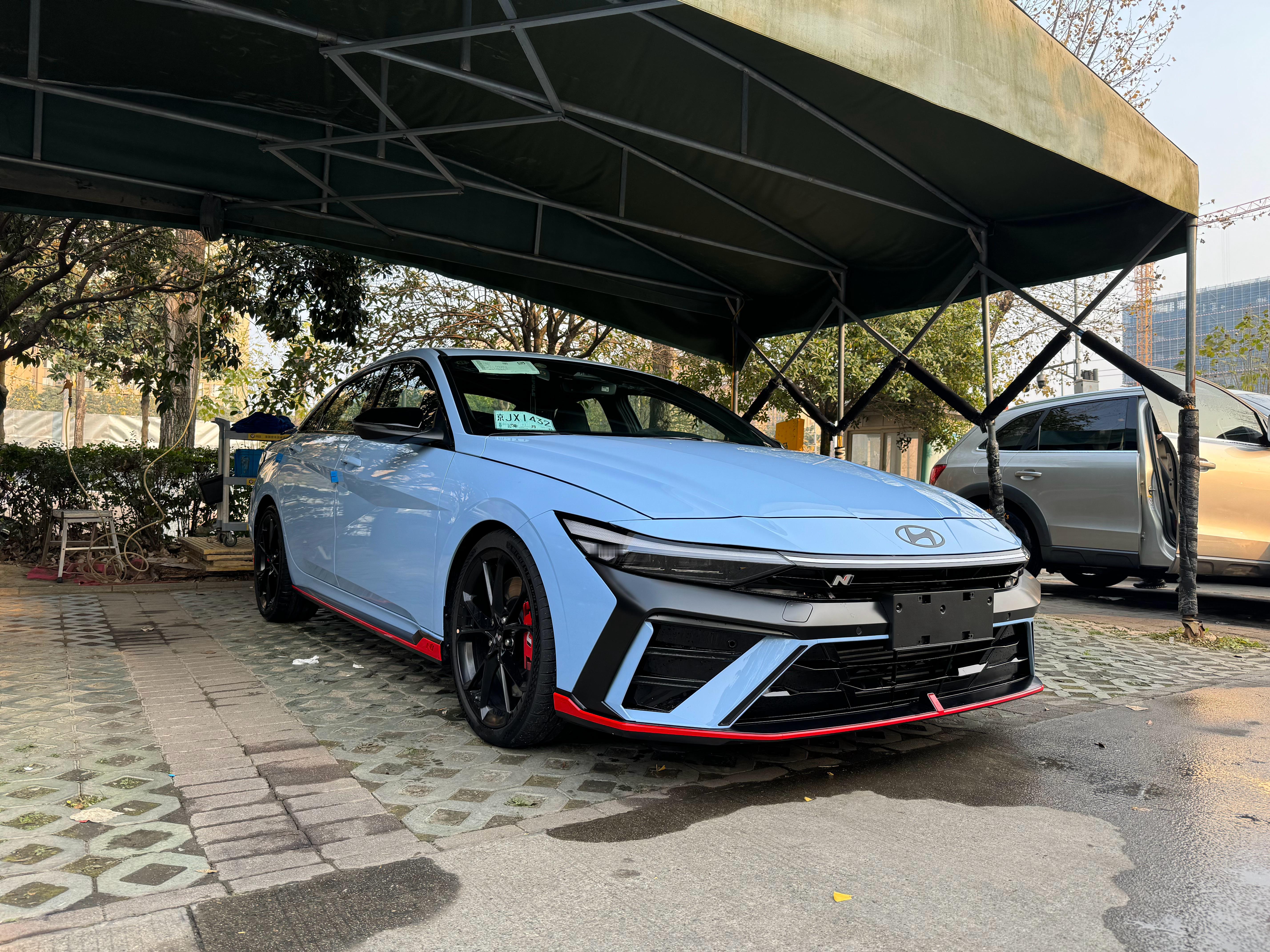 成都洗车，洗车小老弟问我车落地多少钱？我说办齐了大概30万左右。小老弟一脸惊讶的
