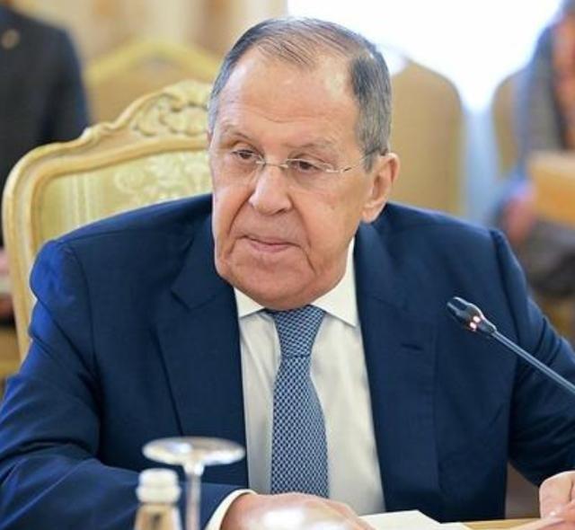 双标玩炸了！俄罗斯打乌，美国狂送武器不手软。美国打伊朗，俄罗斯照搬硬刚，半点儿不