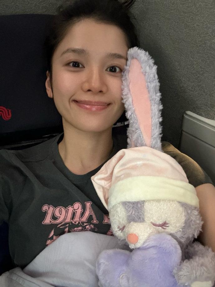 张婧仪2026继续一起往前跑吧 张婧仪2026继续一起往前跑吧，素颜自拍也是美得